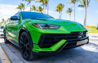 Miami, Florida, ABD - 4 Nisan 2025: lüks spor araba Lamborghini Urus. Lamborghini Urus dışarıda park etmiş. Yeşil spor araba, köşe manzaralı. 2021 Lamborghini Urus spor arazi aracı.