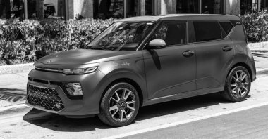 Miami Beach, Florida USA - 5 Haziran 2024 Miami Beach 'te Kia soul Pembesi. Kia soul gt imzası özel Kore arabasıdır..