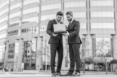 Dizüstü bilgisayarda çalışan adamlar. Çevrimiçi çalışan iş adamları. Dizüstü bilgisayarlı iş adamları. Çalışıyorum. İş adamları e-postaları kontrol ediyor. İş adamları dışarıda serbest çalışıyor. İnternette iş. New York.