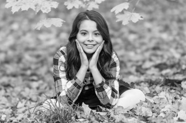 Gençler için sonbahar üniforması. Sonbahar üniformalı kız güz yapraklarıyla dışarıda oturuyor. Okul tatilinde şık bir genç kız. Okula dönelim. Sonbahar yaprakları. Sonbahar parkındaki kız üniforması giyiyor. Mutlu çocukluk.