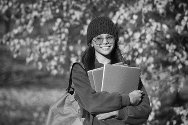 Bilgi ve eğitim. Eylül 'ün 1' inde, Eylül 'de sonbahar doğası. Sonbaharda liseli kız ders çalışıyor. Modern okulda eğitim. Sonbahar stili, okula giden genç bir kız. Eylül havası.