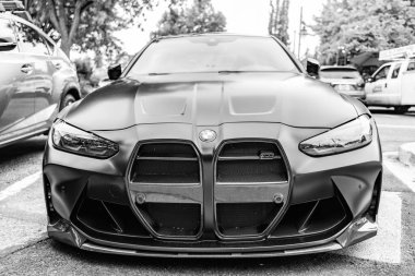 Seattle, ABD - 22 Temmuz 2024: BMW M3 G80 lüks araba açık hava manzaralı. BMW M3 G80 sokakta. BMW M3 G80 'in lüks arabası. BMW bayiliği.