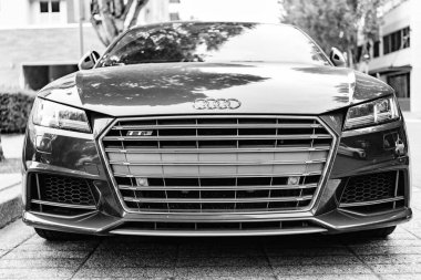 Seattle, ABD - 22 Temmuz 2024: 2016 Audi TTS Coupe açık hava manzaralı. Sokaktaki Audi TTS coupe. Audi TTS 'nin lüks arabası. Audi bayiliği.