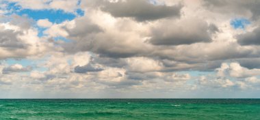 Deniz doğası ile sakin bir ufuk. Deniz manzarasında romantik bir yaz tatili. Günbatımı denizi ve deniz manzarası. Deniz ufku manzarası. Yaz tatilinde bulutlu gökyüzü ve deniz manzarası. Deniz ufkuyla gökyüzü. Egzotik cennet.