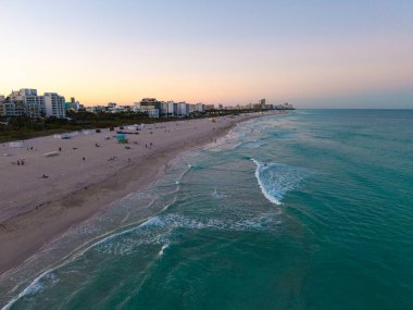 Güney Miami 'nin en iyi manzarası. Miami 'nin ünlü sahil şeridinin insansız hava aracı görüntüsü. Gökdelenleri olan Miami gökdelenleri. Yazın Miami 'nin hava manzarası. Gökdelenleri olan Miami kıyısı