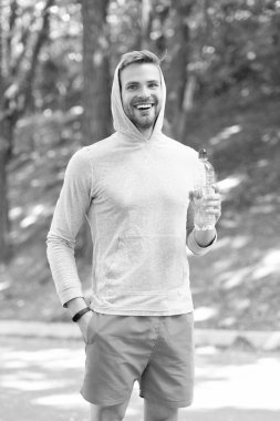 Susadım. Plastik şişeli genç bir adam. Sağlıklı bir yaşam tarzı. Vücutta su elektrolit dengesi. Günde bir içki. Sıvı yeterliliği. Susuz kalma. Susamış sporcu. Adam maden suyu tutuyor..