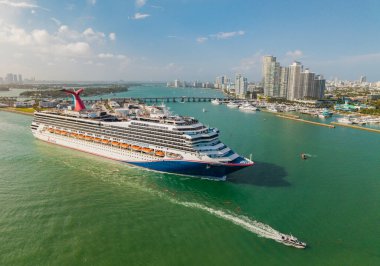 Miami, Florida, ABD - 31 Mart 2025 Yaz Tatili Gezisi. Karnaval yolcu gemisi. Gemi seyahati. Gemi Miami sahil limanından ayrılıyor. Karnaval Fetih yolcu gemisi yolculuğu. Seyahat tatili.