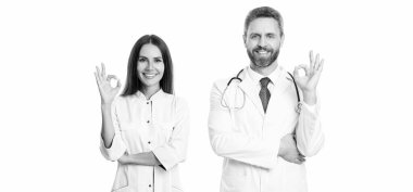 Sağlık doktoru beyazı izole etti. İlaç ve sağlık sigortası. Doktor reklamını göster, tamam. Tıbbi servis reklamı. Tıp hastanesinde iki hemşire ve doktor. Tıbbi reklam kampanyası.