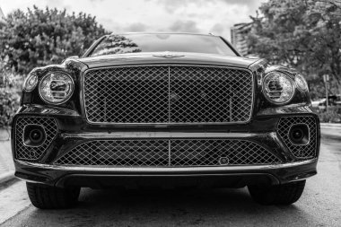 Miami Beach, Florida USA - 10 Haziran 2024 Bentley Bentayga Miami Beach Ocean Drive Caddesi. Blue Bentley Bentayga okyanus yolculuğunda.