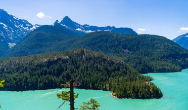 Kuzey Şelaleleri. Doğa manzarası. Kuzey Cascades Ulusal Parkı 'ndaki Diablo Gölü. Diablo Gölü 'nün manzarası. Dağ manzaralı Diablo gölü. Dağ tepesi ve Diablo gölü manzarası.