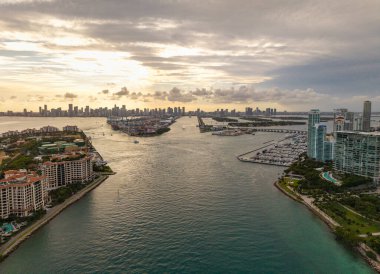 Miami Plajı. Miami Beach City tepeden. Yukarıdan Güney Sahili. Sahil şeridinin insansız hava aracı. Miami Havacılık 'ın kıyısı Miami manzaralı