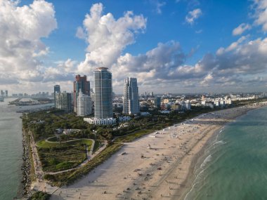 Miami Sahili şehir manzarası. Miami yaz havası manzarası. Miami sahil şeridi. Güney Sahili Miami hava manzarası. Florida 'daki mavi okyanus ufuk çizgisi