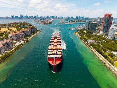 Nakliye lojistiği. Ticari nakliye. Üst Manzara. Kargo gemisi denizde, hava manzaralı. Yük konteynırı kargo gemisine yüklendi. Konteynırlı bir hava kargo gemisi. Kargo işi. Konteyner gemisi.