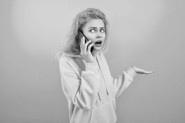 Milenyum kadınlarının telefon konuşmaları olur. Akıllı telefondan kız kıza konuşuyoruz. Telefon var. Mobil iletişim. Kız çağrıya cevap verdi. İletişim. Akıllı telefondan konuşan bir kadın var. Yönlendirme Çağrısı.