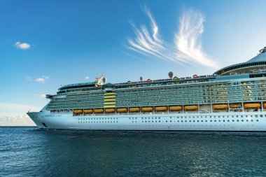 Miami, Florida, ABD - 24 Aralık 2024: Seas yolcu gemisinin bağımsızlığı. Yaz tatilinde gemi turu. Royal Karayipler Uluslararası yolcu gemisi. Gemi turu. Gemi port 'tan ayrılıyor.