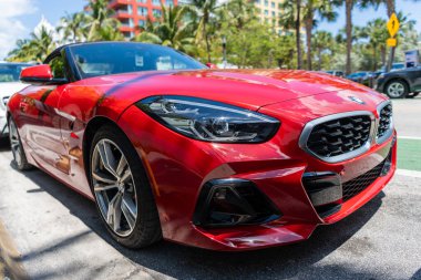Miami, Florida, ABD - 13 Nisan 2025 Kırmızı Roadster arabası, köşe manzaralı. BMW Z4 2019 üstü açık araba. Üstü açık lüks BMW Z4. Üstü açık araba BMW Z4 dışarıda park edilmiş..