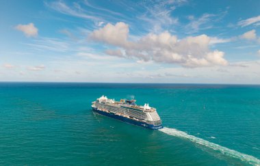 Miami, Florida, ABD - 11 Mayıs 2025 Yaz Tatili Seyahati. Ünlüler gemi seyahatinde. Gemi turu ve deniz seyahati. Gemi Miami limanından ayrılıyor. Ünlü Gezgin Gemisinin Ötesinde.