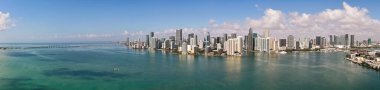 Miami 'nin gökyüzü manzarası. Brickell Miami 'nin Panorama şehri. Brickell 'in gökdelenleri. Miami finans bölgesinin panoraması. Miami Plajı 'ndaki Brickell Panorama Havalimanı