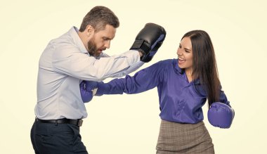 Öfke kontrolü. İki iş adamıyla iş kavgası. İş adamları birbirlerine karşı savaşırlar. İş kavgası. İş ortakları boks eldivenleriyle dövüşüyor. Çeşitli işler.