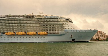 Gemi seyahati ve deniz seyahati. Kocaman bir yolcu gemisi. Gemi Miami sahil limanından ayrılıyor. Gemi seyahati. Tatildeki yolcu gemisinin manzarası. Seyahat hedefi.