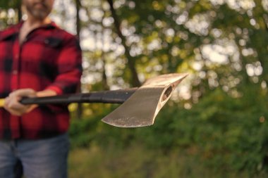 Acımasız oduncu. Oduncu tarzı. Balta bıçaklı bir oduncu. Balta içeride, dışarıda odun kesiyor. Odun kesiyorum. Keskin bıçak. Vahşilik ve erkeklik. Seçici odaklı baltalı oduncu.