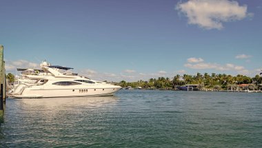 Yaz tatilinde deniz tatili. Marinada lüks tekne motorlu yatı. Lüks bir yat. Tekne ve yat turizmi. Lüks bir hayat. Yaz tatili. Özel bölgeye kenetlenmiş bir yat. Tekne gezisi. Boşluk afişini kopyala.