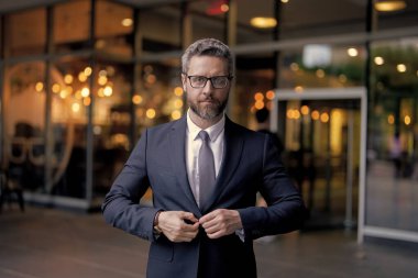 İş adamı toplantı için hazırlanıyor. Başarılı bir iş. Girişimcinin başarısı. Ofis müdürü. Dışarıdaki iş adamı. Takım elbiseli bir iş adamı. Olgun İspanyol iş adamı.