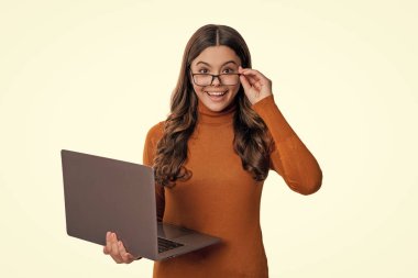 Okula dönelim. Dizüstü bilgisayar kullanarak gözlük koruyan bir kız. İnternetten okul eğitimi. Videodaki genç kız. Genç kızlar internetten beyazları izole ediyor. Online eğitim. Bilgisayar görme sendromu.