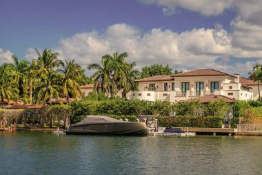 Konut mimarisi ve yat. Modern bina. Rıhtımda bir apartman dairesi. Rıhtım manzaralı bir ev. Yazın tatil binası. Lüks liman evi. Otel binası.