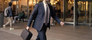 İş adamının çalışma günü. Patron iş başında. Başarılı bir iş. Girişimcinin başarısı. Ofis müdürü. Ofise yürüyorum. Dışarıdaki iş adamı. Takım elbiseli işadamı, bavullu, kırpık manzaralı..