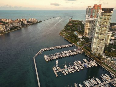 Yaz tatili. Lüks Güney Sahili marinası. Lüks bir yat. Miami güney sahili hava manzaralı. Yat kulübü. Marina Miami, Florida 'da. Gökdelen. Lüks yatı olan Miami marinası..