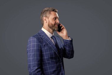 Telefon kullanan bir iş adamı. Takım elbiseli bir adam telefonda konuşuyor. Telefonu olan orta yaşlı İspanyol işadamı. İş iletişimi. İş adamının Grey 'den izole edilmiş bir telefon görüşmesi var. Anlaşma şartları.