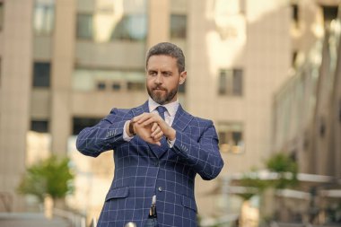 Zaman yönetimi. Dakik adam kontrol zamanı geç kalıyor. Nöbetçi bir iş adamı. Dakik iş adamı dışarıda zamanı kontrol ediyor. İş için son gün. İş hayatına geç kalan bir iş adamı. Toplantı tutanakları.