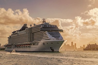 Gemi seyahati. Tatildeki yolcu gemisinin manzarası. Gemi seyahati ve deniz seyahati. Kocaman bir yolcu gemisi. Gemi Miami sahil limanından ayrılıyor. Boşluğu kopyala.