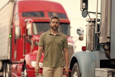 Yarı kamyon aracı. Kamyon şoförü. Milenyum kamyoncusu. Kamyonetin yanında bir adam var. Kamyon şoförü. Kamyon sahibi. Nakliye araçları. Kamyonetin önünde yürüyen İspanyol adam..