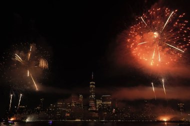 New York Manhattan havai fişekleri arifesinde. Manhattan 'da havai fişekler. New York 4 Temmuz Havai fişekleri. Flashing Fireworks ile New York City Skyline Manhattan. Bağımsızlık Günü