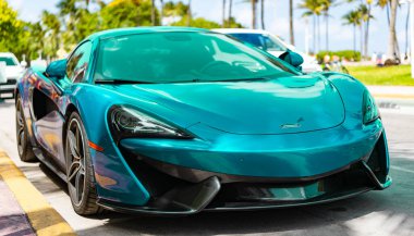 Miami, Florida, ABD - 19 Nisan 2025: Car McLaren 570 açık hava parkı. Mavi spor araba, köşe manzaralı. 2018 McLaren 570 S spor araba. Lüks spor araba McLaren 570 'ler..