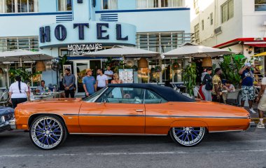 Miami, Florida, ABD - 7 Nisan 2025 üstü açık Chevrolet Caprice. Chevrolet Caprice dışarıda park etmiş. Turuncu Chevy, yan görüş. Chevrolet Caprice 'in üstü açık spor arabası..