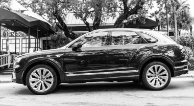 Miami Beach, Florida USA - 10 Haziran 2024 Bentley Bentayga Miami Beach Ocean Drive Caddesi. Blue Bentley Bentayga okyanus yolculuğunda.