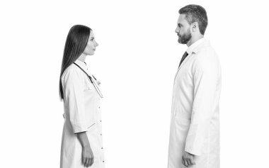 Tıp alanında iki doktor. Steteskobu olan doktor beyaza izole edilmiş. Beyaz önlüklü profesyonel doktor ve tıp kadını. İlaç ve sağlık sigortası. Hastanedeki doktor. Yetenekli bir pratisyen..