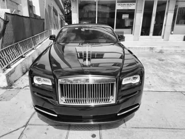 Miami Beach, Florida USA - 8 Haziran 2024: 2014 Rolls-Royce Wraith lüks arabası Miami sahilinde siyah. Rolls Royce, İngiliz lüks araba markası. ön görünüm