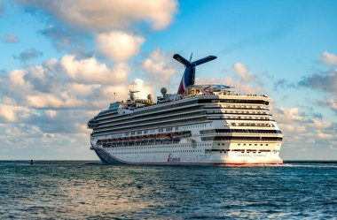 Miami, Florida, ABD - 10 Aralık 2024 Yaz Tatili Gezisi. Karnaval yolcu gemisi. Gemi turu. Gemi Miami limanından ayrılıyor. Seyahat güzergahı. Karnaval Gündoğumu yolcu gemisi yolculuğu.