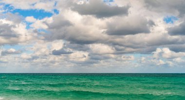 Okyanus sahilinde gün doğumu. Yaz tatilinde gün batımı deniz manzarası. Deniz bulutlu gökyüzü ile ufuk çizgisi. Denizde sakin bir ufuk. Romantik yaz tatili deniz manzarası. Deniz manzarası cenneti.