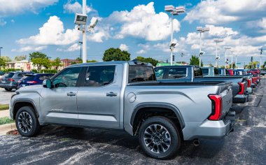 Park Ridge, Illinois, ABD - 16 Ağustos 2024: Toyota Tundra 'nın arabası açık havada park edildi. Toyota Tundra gümüş rengi, yan görüş. 2024 Toyota Tundra kamyonet. Toyota Tundra 'nın lüks kamyonet vagonu..