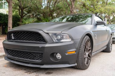 Miami, Florida, ABD - 02 Nisan 2025 üstü açık lüks araba Ford Shelby GT500. Araba Ford Shelby GT500 açık havada park edilmiş. Siyah mat üstü açık araba, köşe manzaralı. 2022 Ford Shelby GT500 üstü açık araba.