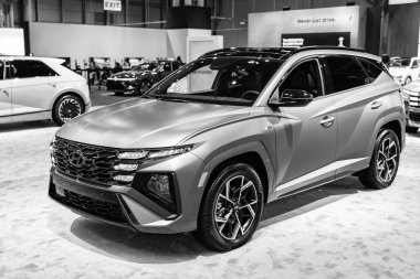 New York City, ABD - 27 Mart 2024: 2025 Hyundai Tucson kesişen araba New York Uluslararası Otomobil Fuarı, köşe manzara.