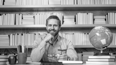 Sınıfta öğretmen. Okul öğretmeni eğitim sunar. Öğretmenler günü. Üniversite sınavı öğretmenleri. Öğretmek ve öğrenmek. Okul eğitimi. Okula dönüyorum. öğretmenlerin okul ve gelecekteki rolleri.