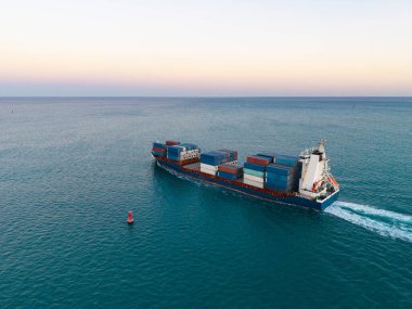 Kargo gemisi denizde, hava manzaralı. Yük konteynırı kargo gemisine yüklendi. Konteynırlı bir hava kargo gemisi. Kargo işi. Konteyner gemisi. Nakliye lojistiği. Ticari nakliye.