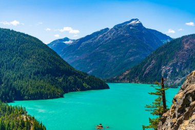 Kuzey Şelaleleri. Doğa manzarası. Kuzey Cascades Ulusal Parkı 'ndaki Diablo Gölü. Diablo Gölü 'nün manzarası. Dağ manzaralı Diablo gölü. Dağ tepesi ve Diablo gölü manzarası.