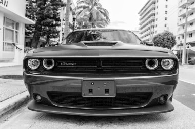 Miami Beach, Florida USA - 9 Haziran 2024 Dodge Challenger GT Miami Beach 'te. Dodge Challenger GT klasik Amerikan arabası. Turuncu ve siyah Dodge Challenger GT. ön görünüm